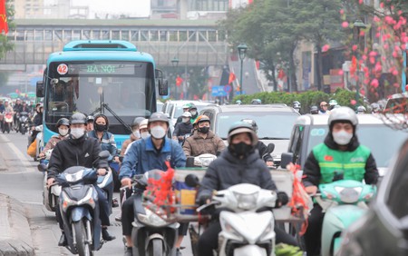 Người dân rời Hà Nội về quê đón Tết sớm, cửa ngõ Thủ đô đông kín