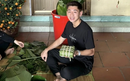 Tuyển thủ Việt Nam mua đào, gói bánh chưng đón Tết