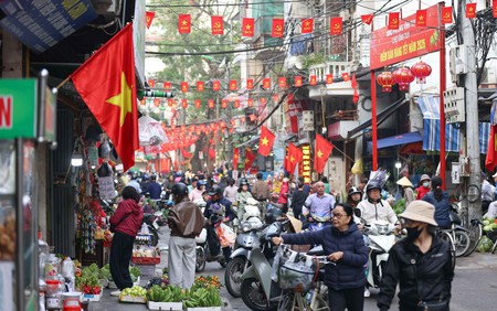 Hà Nội: Chợ truyền thống nhộn nhịp mua bán ngày cuối năm