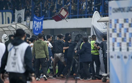 CĐV Indonesia tràn xuống sân truy đuổi, trọng tài và cầu thủ Thái Lan phải trốn vào phòng thay đồ