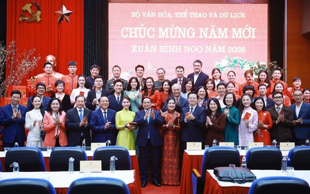 Thủ tướng Phạm Minh Chính gặp mặt nghệ sĩ, nhà báo, vận động viên tiêu biểu nhân dịp năm mới Bính Ngọ 2026