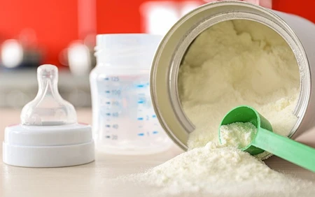 Anh: Điều tra các trường hợp trẻ em mắc bệnh liên quan sữa công thức bị thu hồi