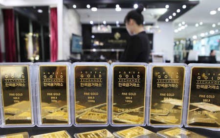 Giá vàng và bạc đều tăng bất chấp làn sóng bán tháo trên thị trường chứng khoán