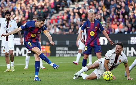 Lewandowski sánh ngang Messi và Ronaldo, Yamal lập cột mốc đáng nhớ trong ngày Barca chiến thắng