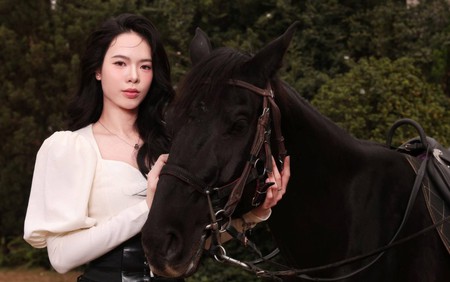 Hoa khôi bóng chuyền Lê Thanh Thúy rạng rỡ với bộ ảnh đặc biệt đón xuân Bính Ngọ