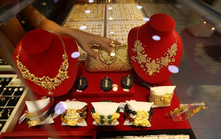 Giá vàng lại vượt mốc 5.000 USD/ounce, giá bạc tăng hơn 4%