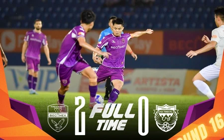 HLV Kim Sang Sik liên tục chứng kiến siêu phẩm ở V-League