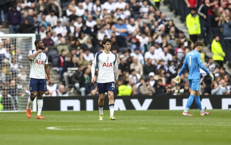 Thua đậm 0-3 ngay trên sân nhà, Tottenham chỉ còn hơn nhóm xuống hạng đúng 1 điểm