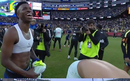 Vinicius nói điều bất ngờ về tuyển Brazil, bị CĐV nhà chỉ trích sau trận thua Pháp