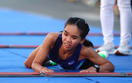 Chân chạy nữ hàng đầu Việt Nam bò qua vạch đích để giành vị trí á quân ở giải Marathon quốc gia