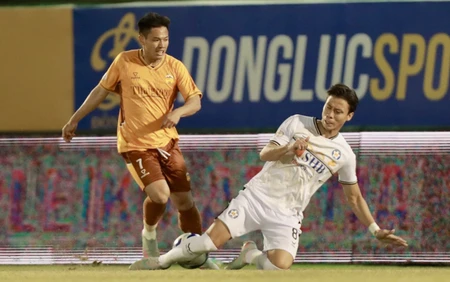 HAGL khiến cuộc đua trụ hạng thêm gay cấn