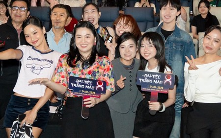 “Đại tiệc trăng máu 8” có cảnh mở đầu "hay hơn" phim gốc Nhật Bản