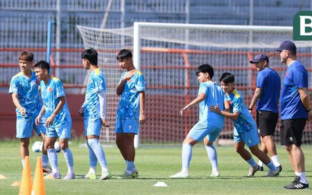 Thiếu sân, U17 Việt Nam phải tập từ 14h00