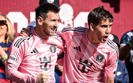 Lập cú đúp giúp Inter Miami thắng kịch tính, Messi còn kém Ronaldo bao nhiêu bàn?