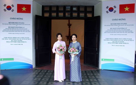 Phu nhân Tổng Bí thư, Chủ tịch nước và Phu nhân Tổng thống Hàn Quốc tham quan Bảo tàng Dân tộc học Việt Nam