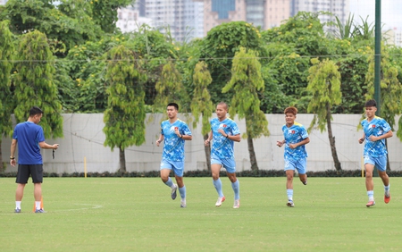 HLV Nhật Bản kiểm tra thể lực, cầu thủ U19 Việt Nam thích ứng nhanh