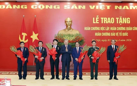 Lễ trao tặng Huân chương cao quý cho các đồng chí lãnh đạo Đảng, Nhà nước và cán bộ cấp cao