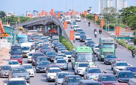 Người dân tấp nập rời Hà Nội trong ngày đầu kỳ nghỉ lễ 30/4 – 1/5