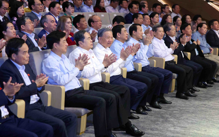 Tổng Bí thư, Chủ tịch nước Tô Lâm dự chương trình nghệ thuật “Tổ quốc trong tim”