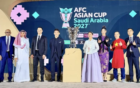 Áo dài cờ đỏ sao vàng của Việt Nam gây chú ý tại lễ bốc thăm Asian Cup 2027