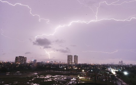 Cảnh báo mưa dông kèm lốc sét, mưa đá ở nội thành Hà Nội