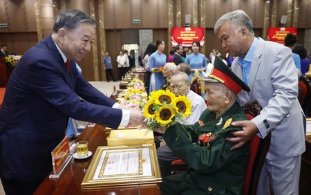 Tổng Bí thư, Chủ tịch nước dự Lễ trao tặng Huy hiệu Đảng cho đảng viên lão thành của Đảng bộ Hà Nội