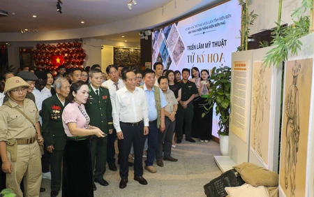 Khai mạc triển lãm “Từ ký họa chiến trường đến sắc màu đương đại”