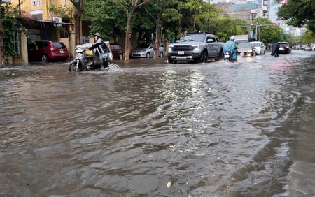 Mưa lớn cục bộ tại Bắc Bộ và Trung Bộ, cảnh báo nguy cơ lũ quét, sạt lở đất