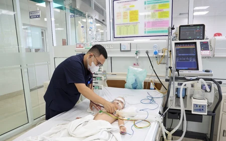 Phú Thọ: Cứu sống bệnh nhi nguy kịch do đồng nhiễm 5 tác nhân hô hấp