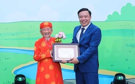 "Đại sứ Dế Mèn" Nguyễn Đình Tư 106 tuổi: Muốn nhờ chuyển đổi số để trao truyền bí quyết nghề