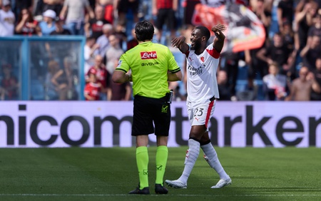 Chơi thiếu người, Milan thua trắng và nguy cơ bị Juventus vượt lên