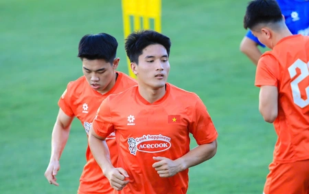 Khối rubik trong tay HLV Kim Sang Sik