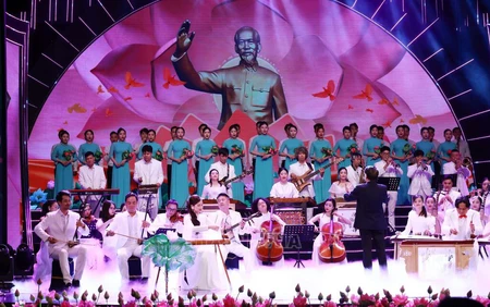 Chương trình nghệ thuật 'Hồ Chí Minh - Nguồn sáng dẫn đường' 