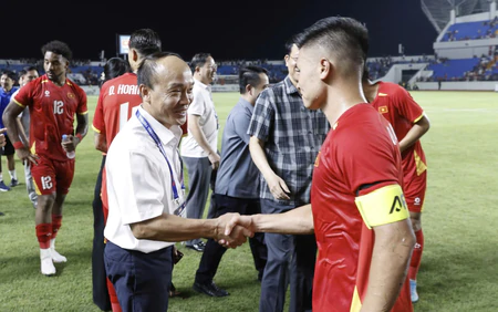 
Tin nóng bóng đá Việt hôm nay 19/7: Lãnh đạo VFF động viên đội tuyển Việt Nam; CLB Công an TPHCM chia tay cựu tuyển thủ Việt Nam
