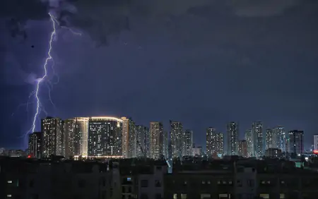 Cảnh báo mưa dông kèm lốc sét, mưa đá ở Hà Nội, lũ quét và sạt lở đất ở Lai Châu