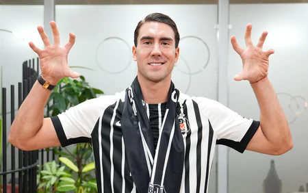 Vlahovic tới Besiktas: Bước lùi của một “kẻ hám tiền”
