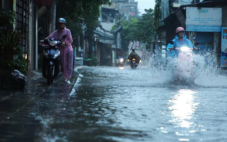 Cảnh báo mưa dông kèm lốc sét tại Hà Nội, lũ quét và sạt lở đất ở 3 tỉnh miền núi phía Bắc