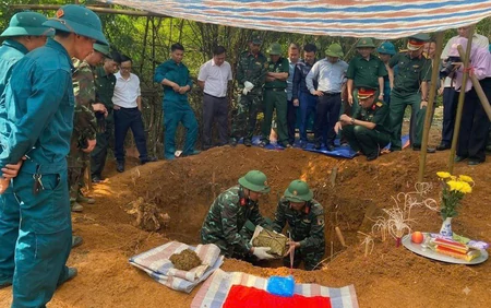 Khai quật, cất bốc các phần mộ liệt sĩ tại khu vực đồi Đá Vôi