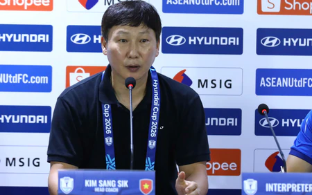 HLV Kim Sang Sik: 'Ronaldo hay Messi sút, Patrik Lê Giang cũng cản được'