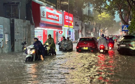 Hà Nội: Nhiều tuyến đường ngập cục bộ sau cơn mưa dông