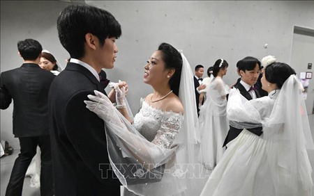 Hàn Quốc tăng hỗ trợ tiền mặt để khuyến khích giới trẻ kết hôn và sinh con