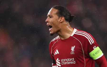 Rắc rối xung quanh tấm băng đội trưởng của Liverpool