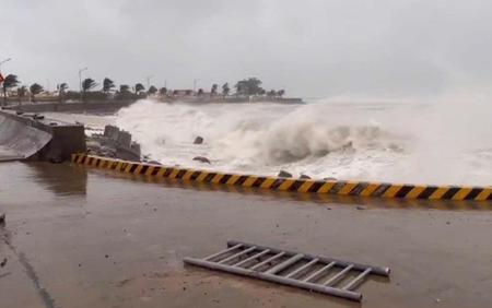 Áp thấp nhiệt đới đổi hướng trên vùng biển phía Đông khu vực vịnh Bắc Bộ