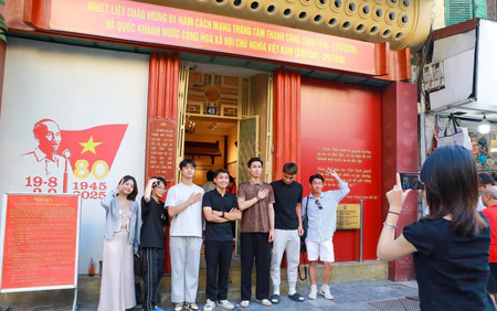Hà Nội: Đông đảo du khách tìm về "địa chỉ đỏ" 48 Hàng Ngang trong ngày Quốc khánh