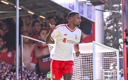 Isak ghi bàn quyết định, Liverpool thắng nhọc Bournemouth