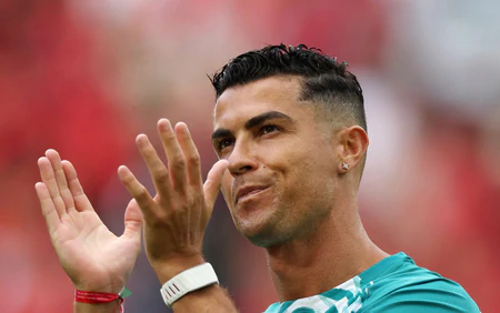 Ronaldo lần đầu dự bị trọn 90 phút sau 18 năm, không cùng ĐT Bồ Đào Nha ra cảm ơn CĐV