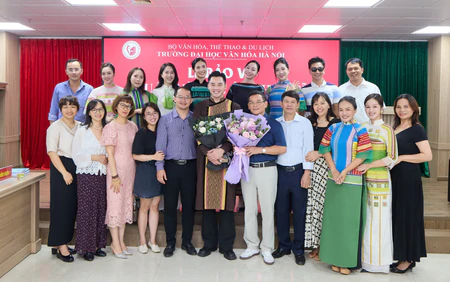 MC Mạnh Khang bảo vệ đề án Thạc sĩ: Đưa thổ cẩm M'Nông bước lên giảng đường
