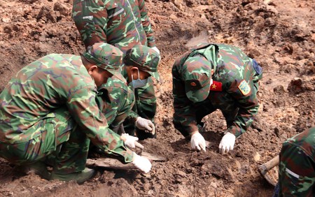 Cầu siêu tưởng niệm các Anh hùng liệt sĩ tại Công viên Lê Thị Riêng