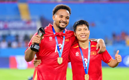 Văn Vĩ nghỉ hơn 1 tháng, HLV Kim Sang Sik đau đầu trước FIFA ASEAN Cup