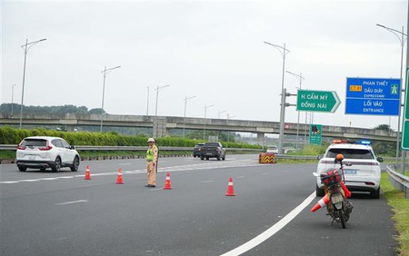 Cảnh báo mất an toàn khi tự ý vào cao tốc đang thi công